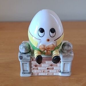 VINTAGE Ceramic Humpty Dumpty Egg Sitting On A Wall Salt And Pepper Shaker Set